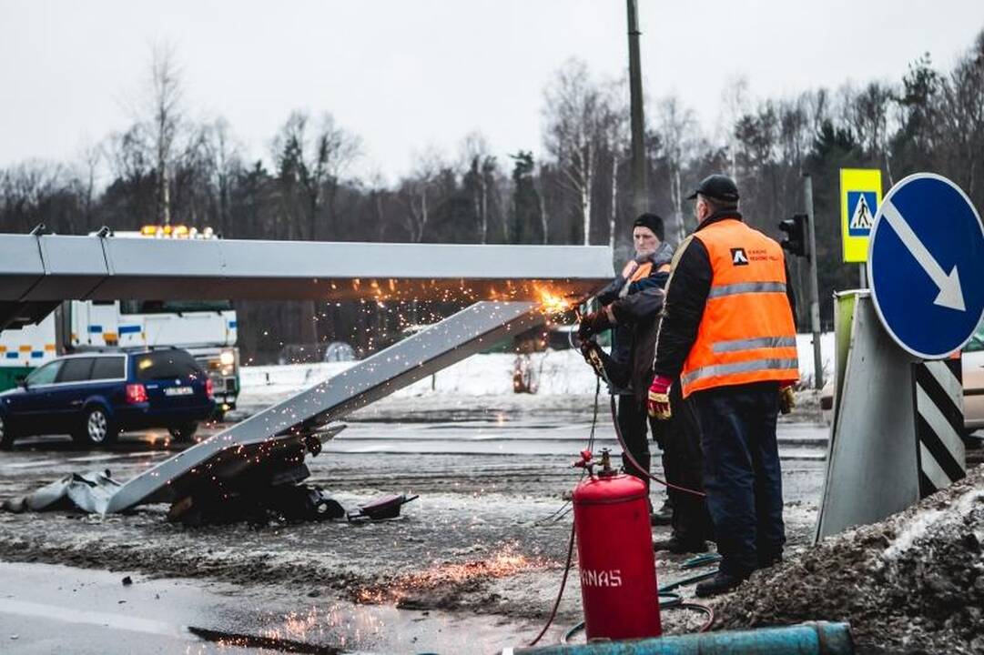 Avarija prie Karmėlavos: vilkikas nuvertė šviesoforą, kilo spūstys