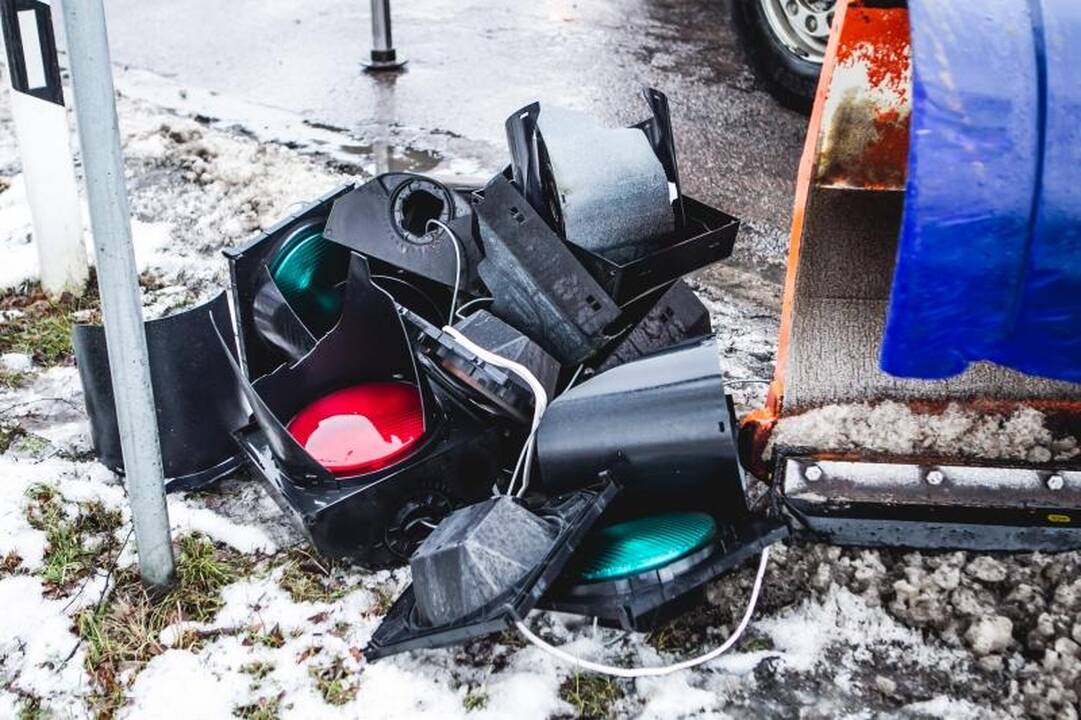 Avarija prie Karmėlavos: vilkikas nuvertė šviesoforą, kilo spūstys