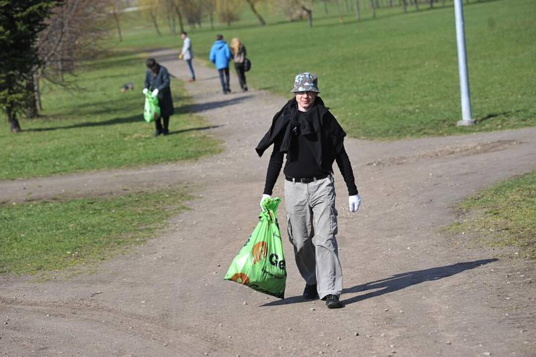 Kaune šiukšlės kuoptos ir iš parkų, ir iš karjero dugno