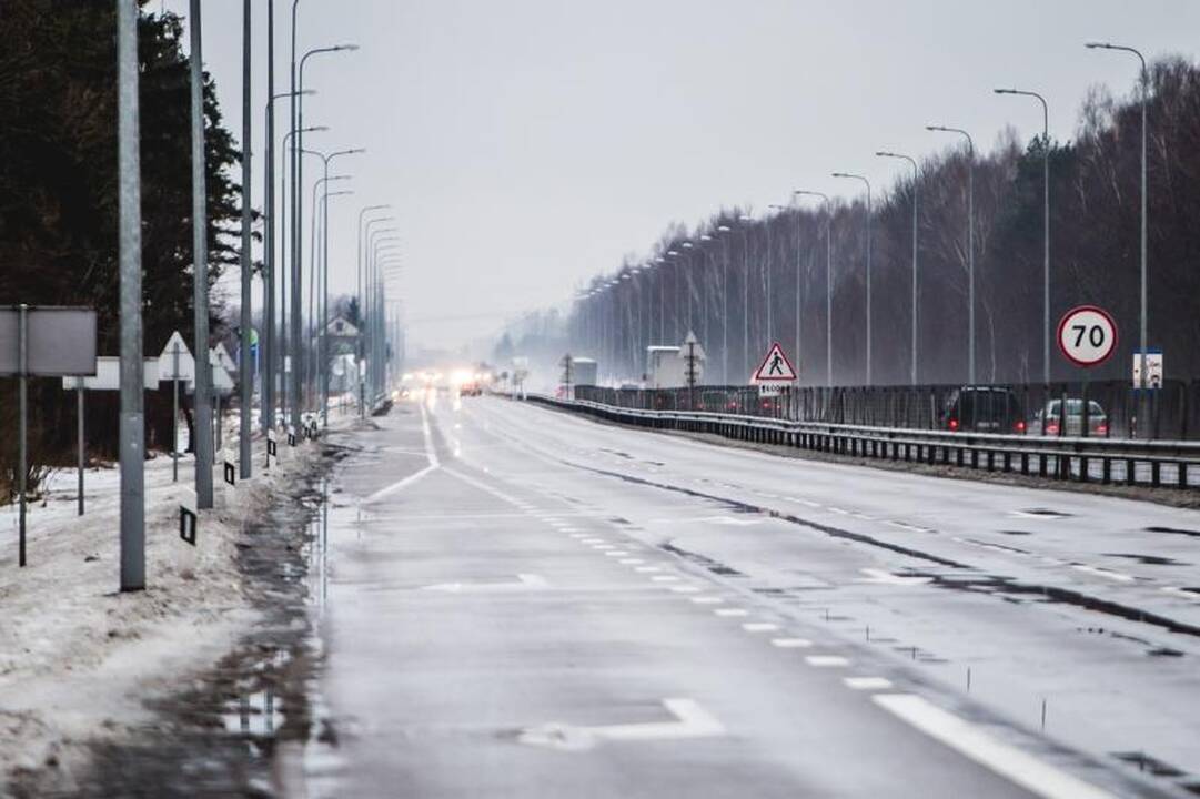 Avarija prie Karmėlavos: vilkikas nuvertė šviesoforą, kilo spūstys