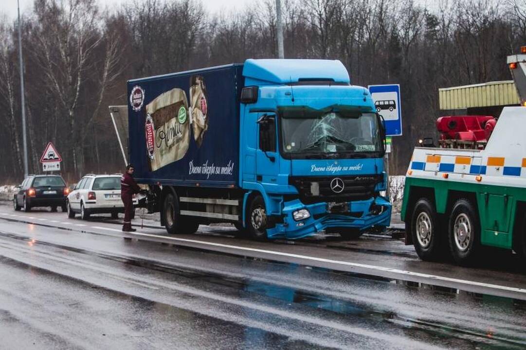Avarija prie Karmėlavos: vilkikas nuvertė šviesoforą, kilo spūstys
