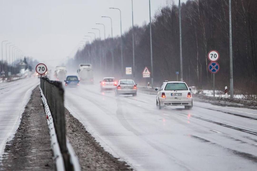 Avarija prie Karmėlavos: vilkikas nuvertė šviesoforą, kilo spūstys