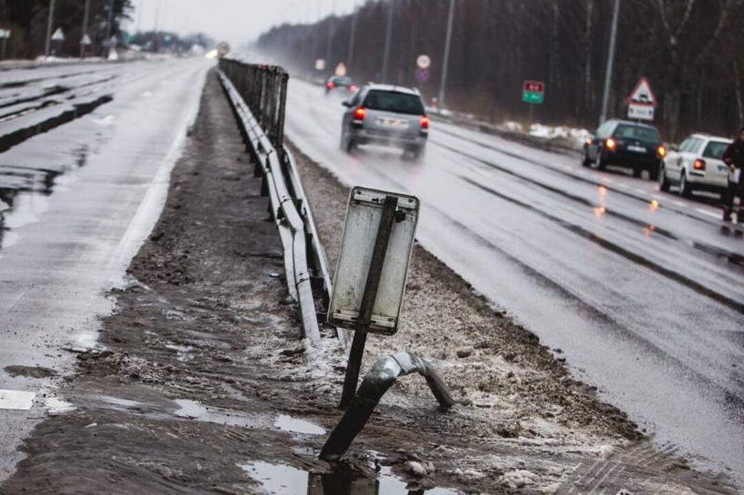 Avarija prie Karmėlavos: vilkikas nuvertė šviesoforą, kilo spūstys
