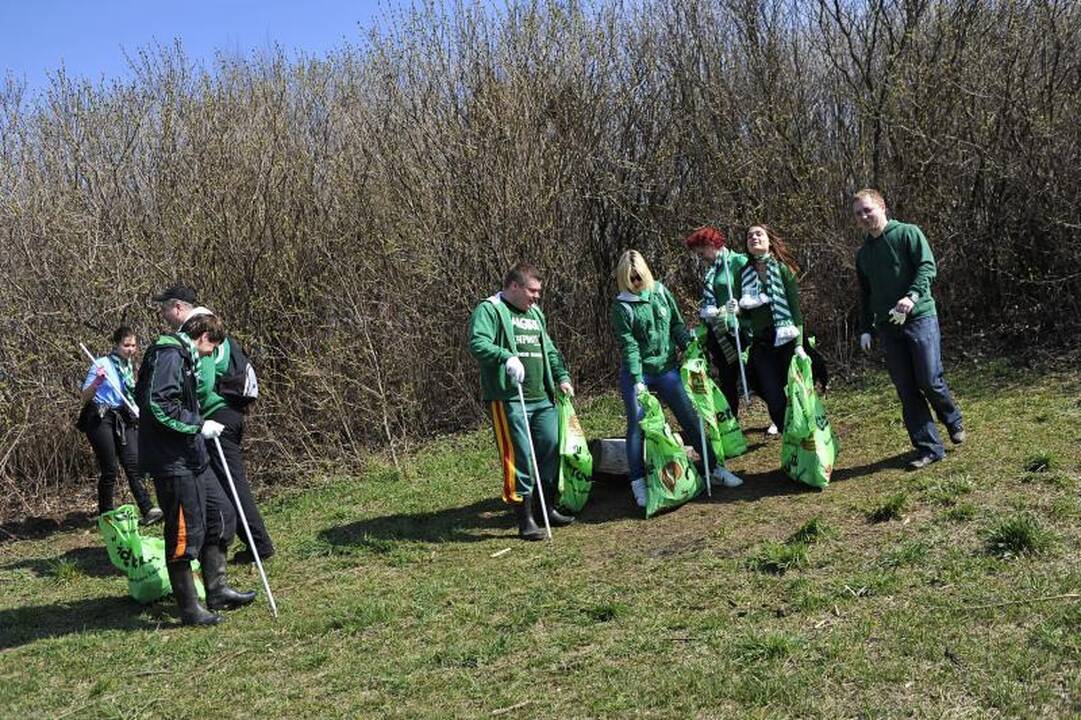 Kaune šiukšlės kuoptos ir iš parkų, ir iš karjero dugno