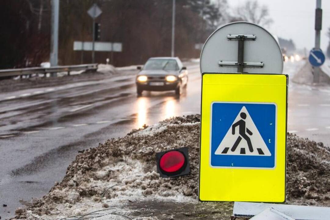 Avarija prie Karmėlavos: vilkikas nuvertė šviesoforą, kilo spūstys