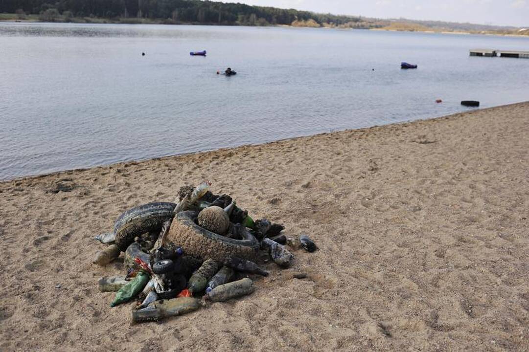 Kaune šiukšlės kuoptos ir iš parkų, ir iš karjero dugno