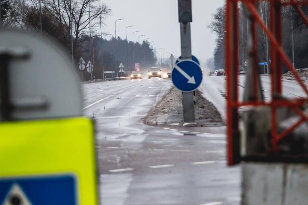 Avarija prie Karmėlavos: vilkikas nuvertė šviesoforą, kilo spūstys