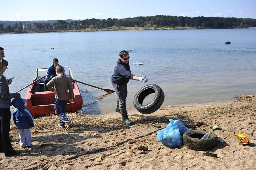 Kaune šiukšlės kuoptos ir iš parkų, ir iš karjero dugno