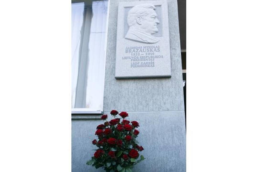 Vilniuje atidengta paminklinė lenta A.M.Brazauskui 