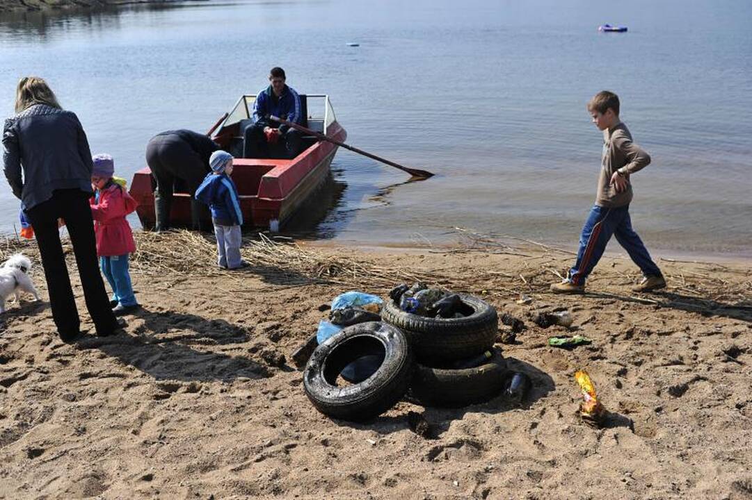 Kaune šiukšlės kuoptos ir iš parkų, ir iš karjero dugno