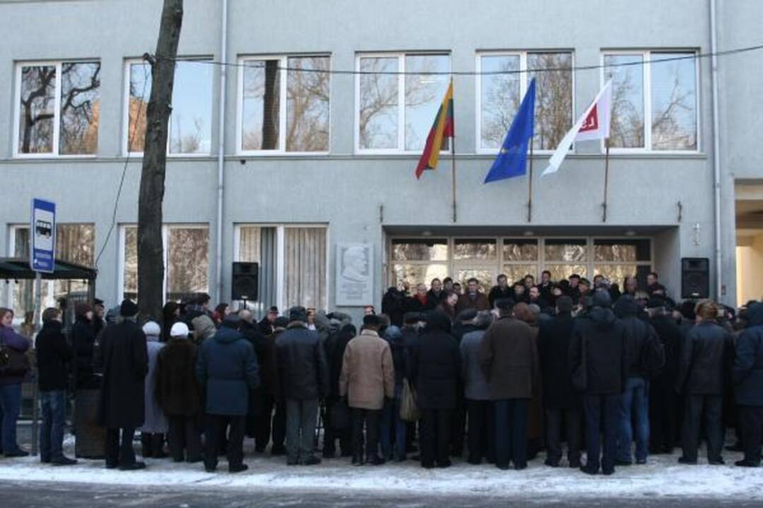 Vilniuje atidengta paminklinė lenta A.M.Brazauskui 