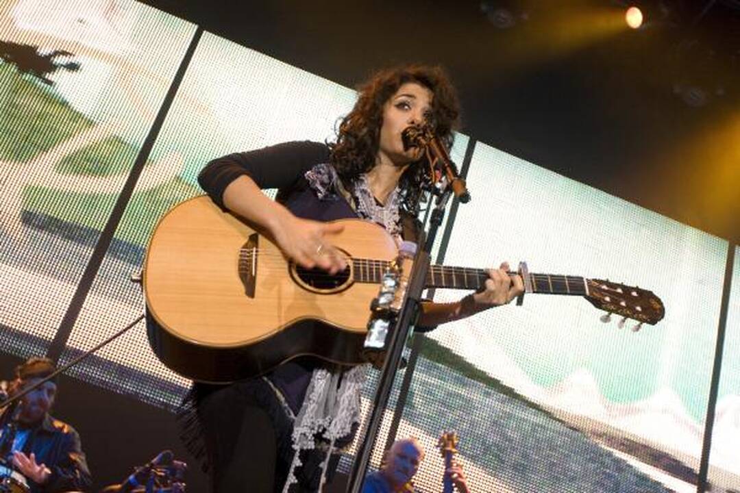 Dainininkei Katie Melua plojo atsistoję