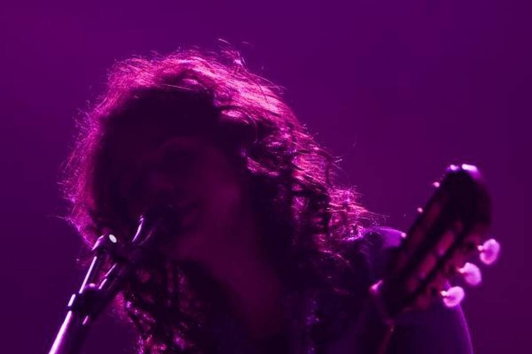 Dainininkei Katie Melua plojo atsistoję