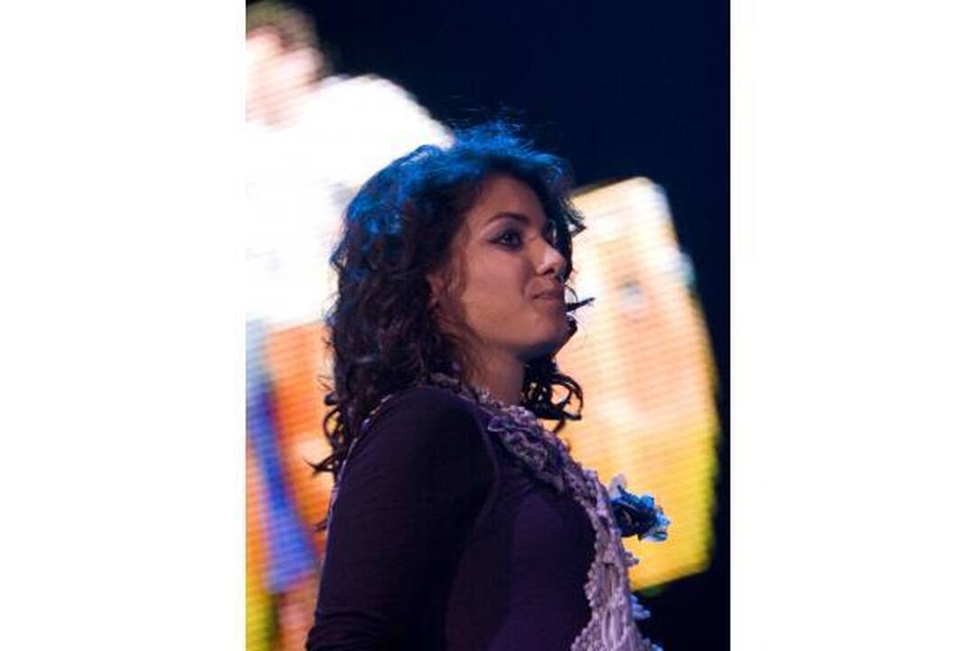Dainininkei Katie Melua plojo atsistoję