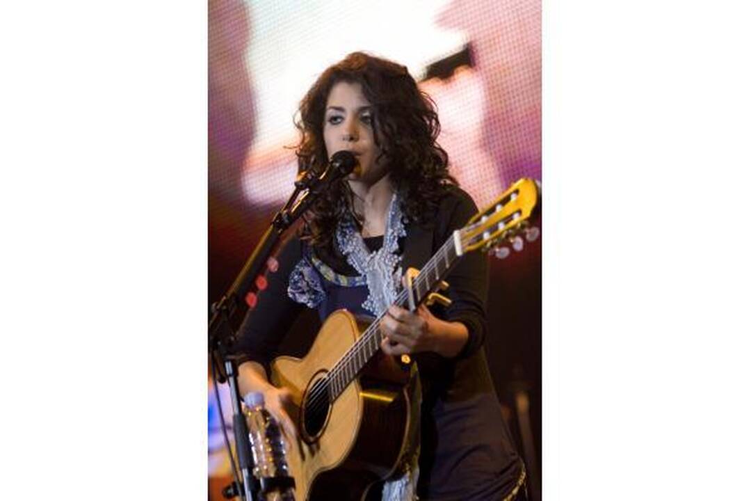 Dainininkei Katie Melua plojo atsistoję