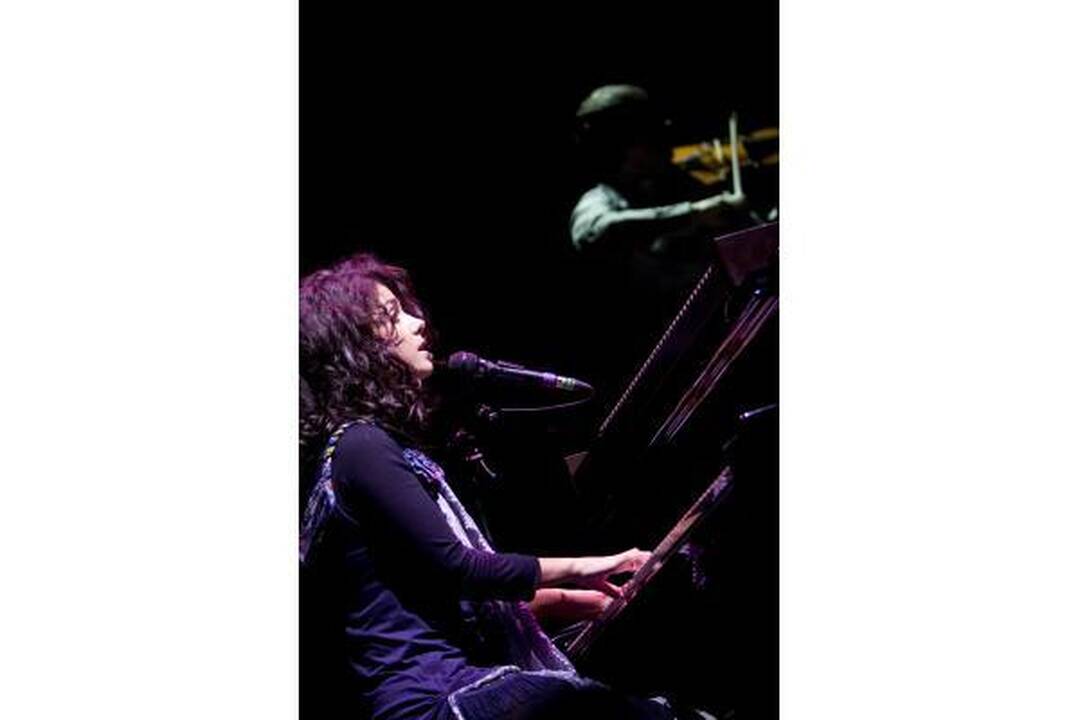 Dainininkei Katie Melua plojo atsistoję