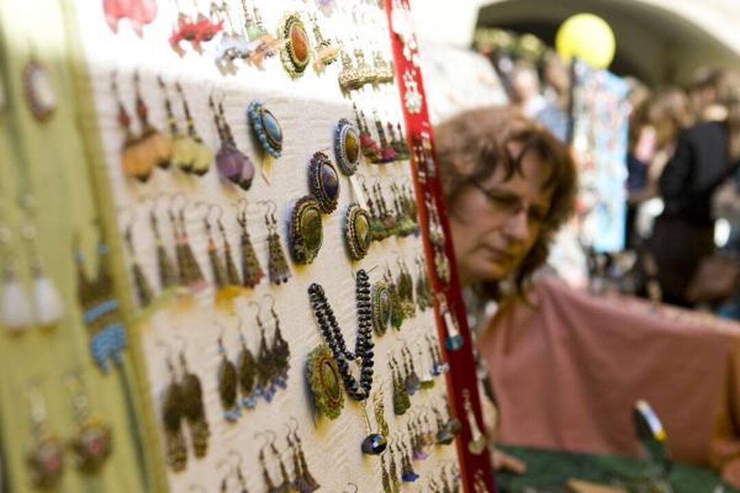 Blusturgio šurmulys Mokytojų namų kiemelyje