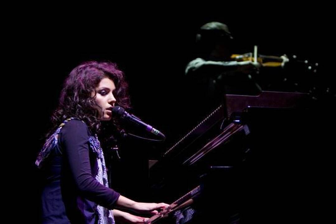 Dainininkei Katie Melua plojo atsistoję