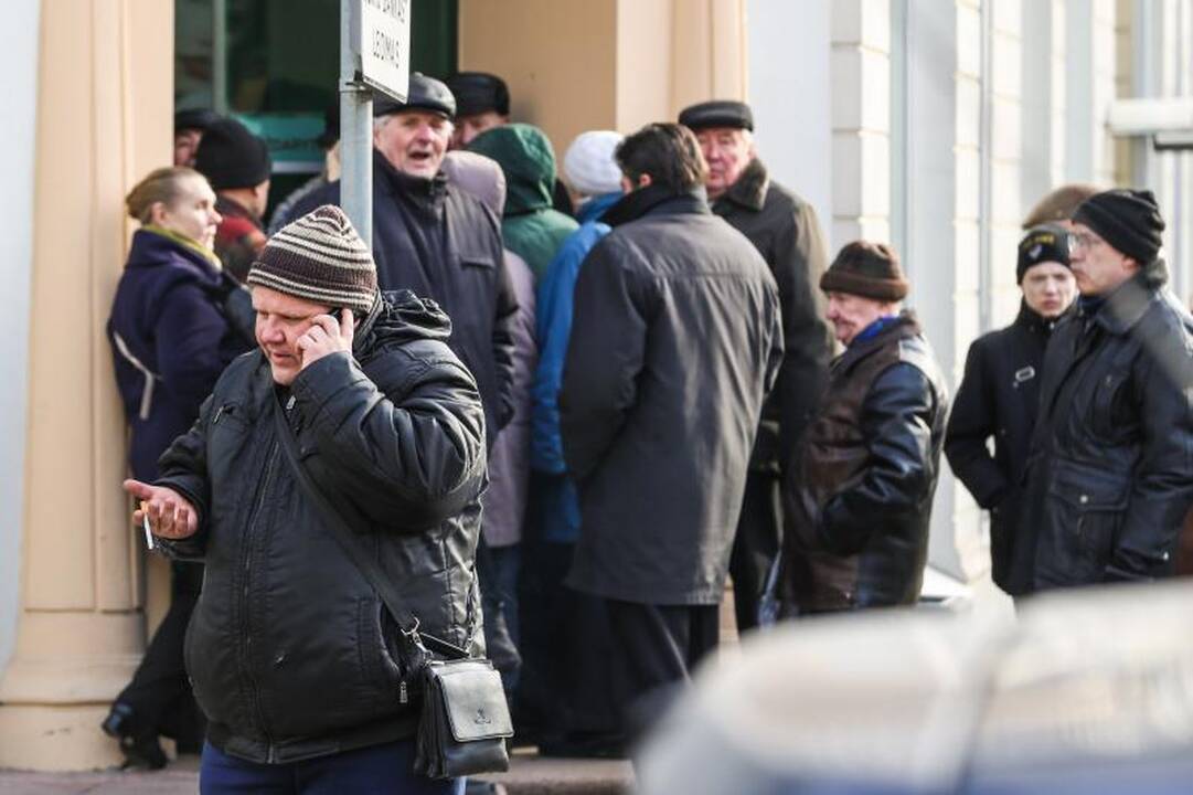 Eilėje prie buvusio Ūkio banko vos nekilo muštynės 