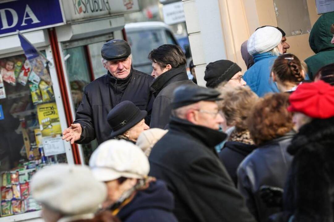 Eilėje prie buvusio Ūkio banko vos nekilo muštynės 