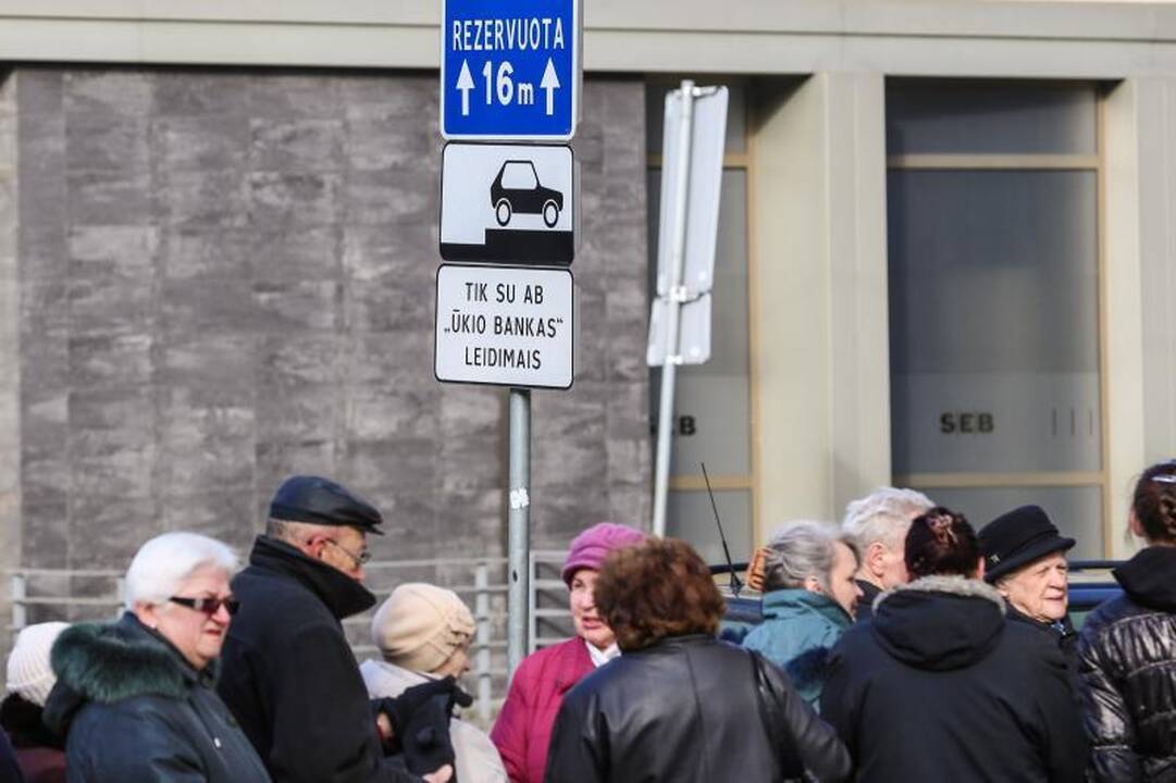 Eilėje prie buvusio Ūkio banko vos nekilo muštynės 