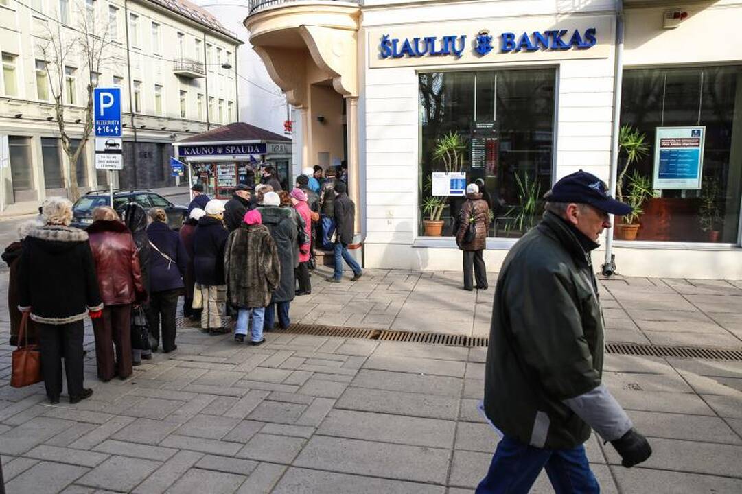 Eilėje prie buvusio Ūkio banko vos nekilo muštynės 