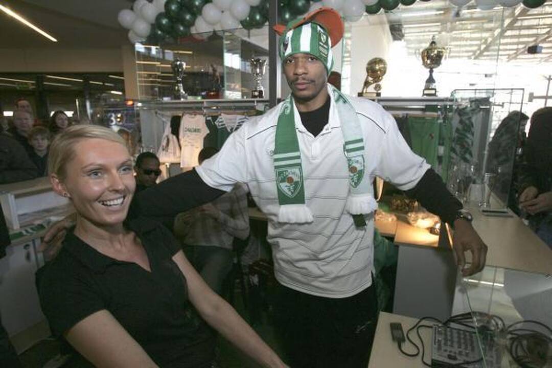 Kauno „Akropolyje“ atidaryta „Žalgirio“ suvenyrų parduotuvė