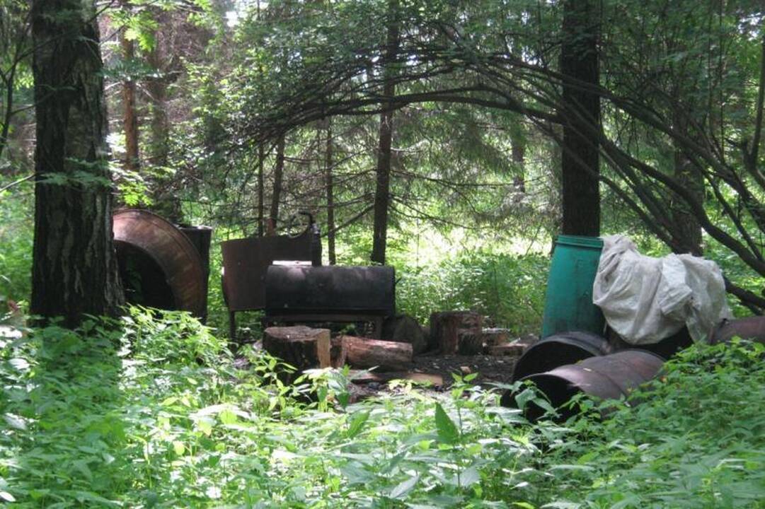 Ne kartą baustas 50-metis miške vėl virė naminę degtinę