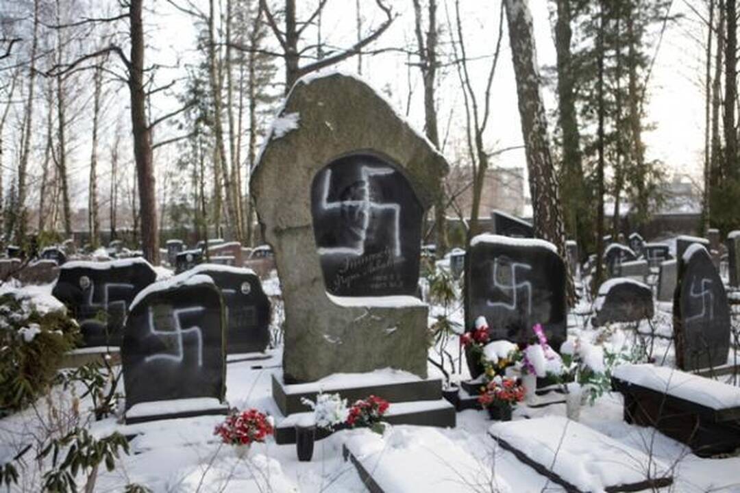 Rygoje vandalai išniekino per šimtą žydų antkapių (papildyta)