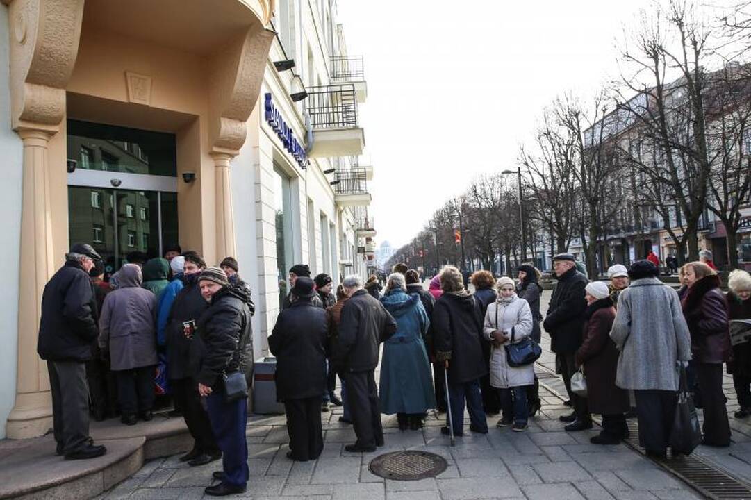 Eilėje prie buvusio Ūkio banko vos nekilo muštynės 