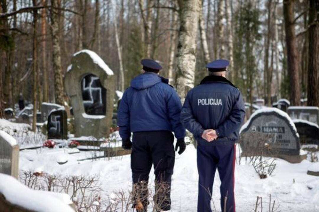 Rygoje vandalai išniekino per šimtą žydų antkapių (papildyta)