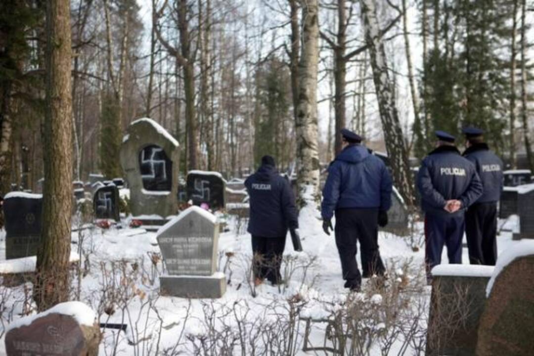 Rygoje vandalai išniekino per šimtą žydų antkapių (papildyta)