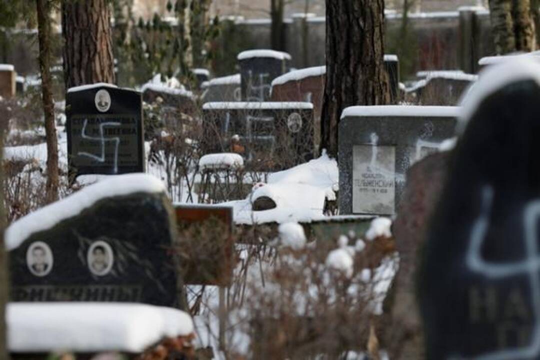 Rygoje vandalai išniekino per šimtą žydų antkapių (papildyta)