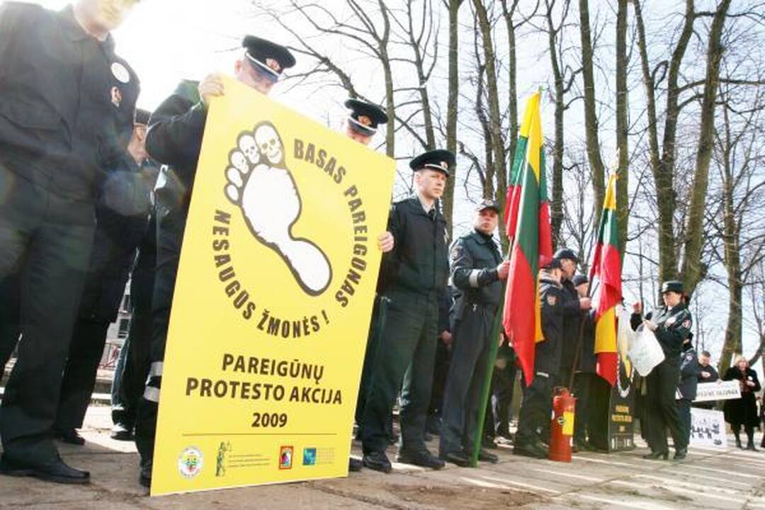 Klaipėdos pareigūnai protestavo basi