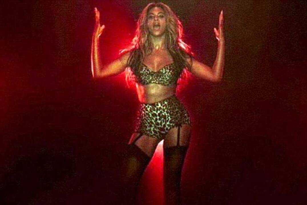 Beyonce naujame klipe – tigriniai apatiniai bei ašaros
