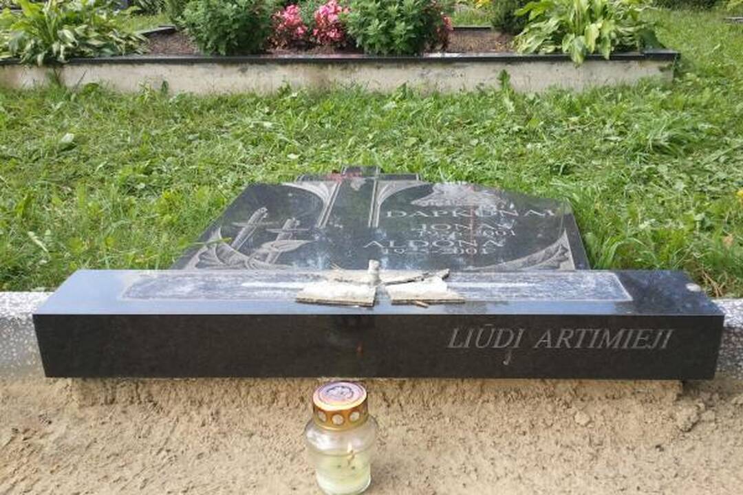 Lazdijų rajono kapinėse išvartyta apie 200 paminklų 
