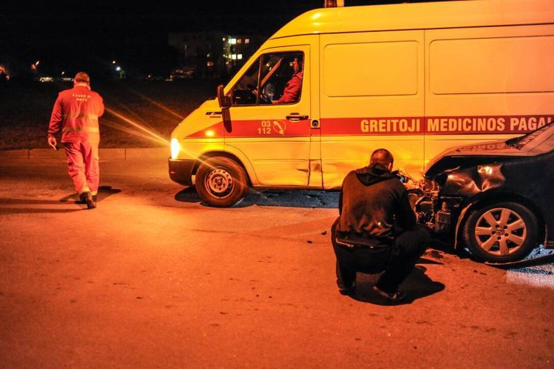 Avarijos Baltų prospekte: sumuštas kaltininkas, taranuota greitoji