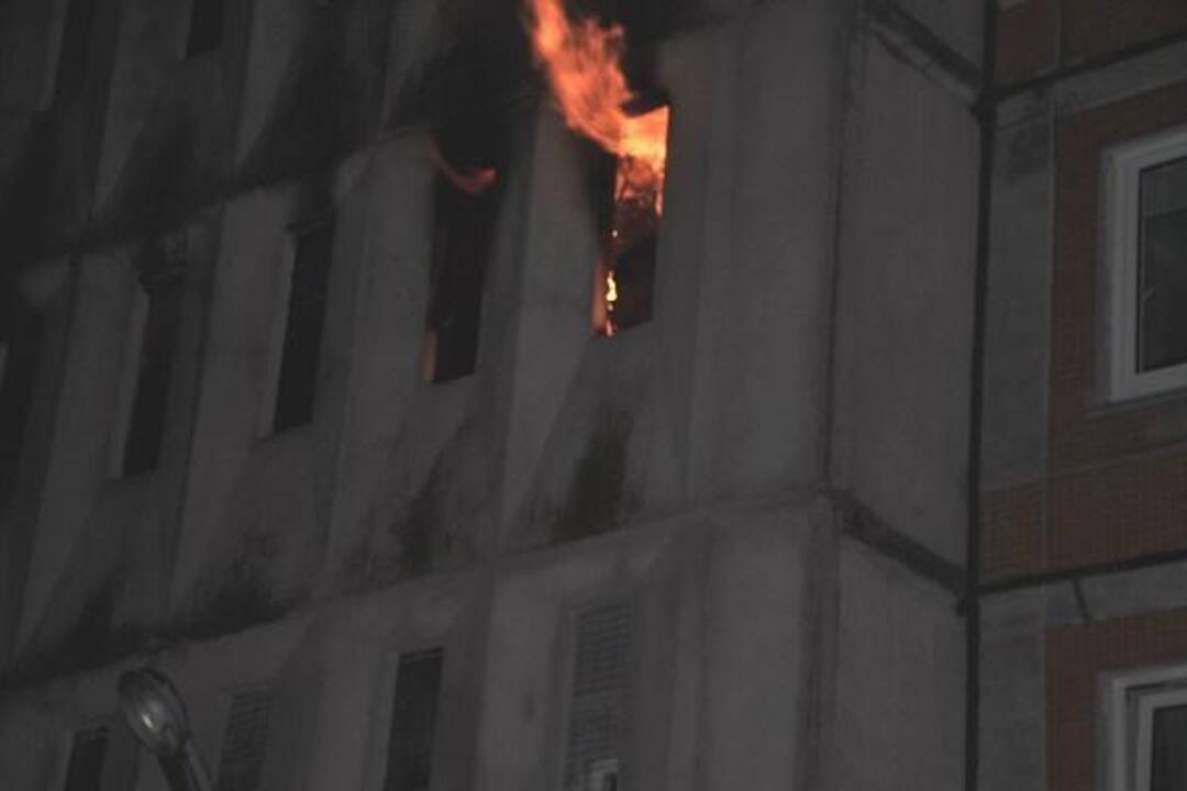 Klaipėdos ugniagesiai malšino liepsnas daugiabutyje