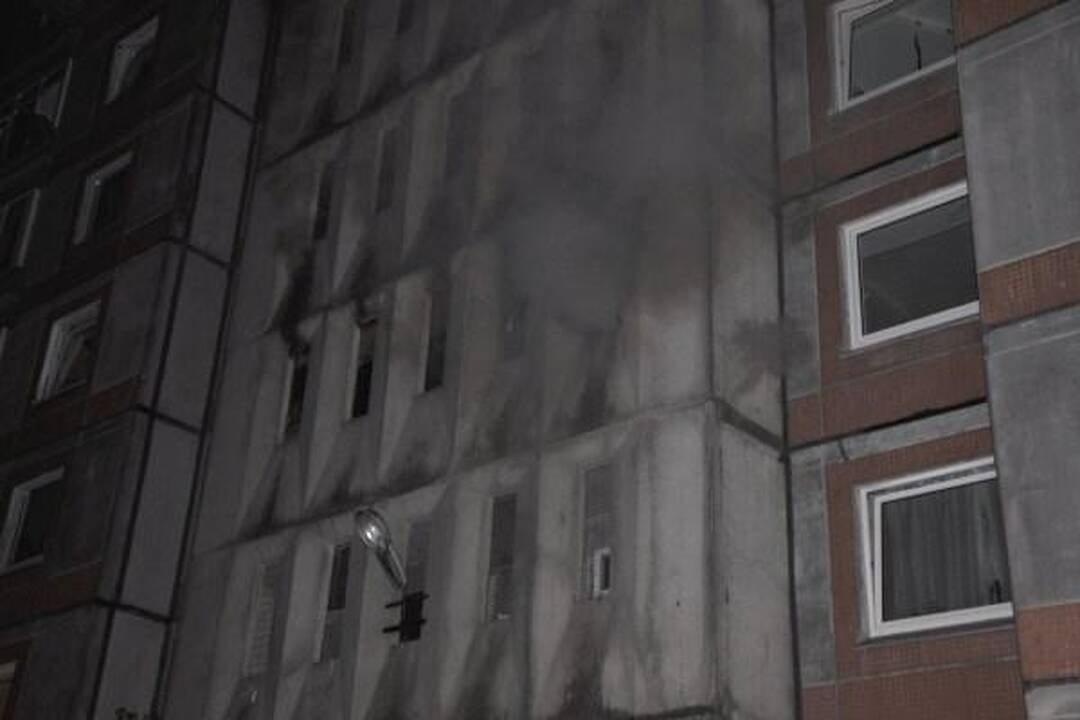 Klaipėdos ugniagesiai malšino liepsnas daugiabutyje