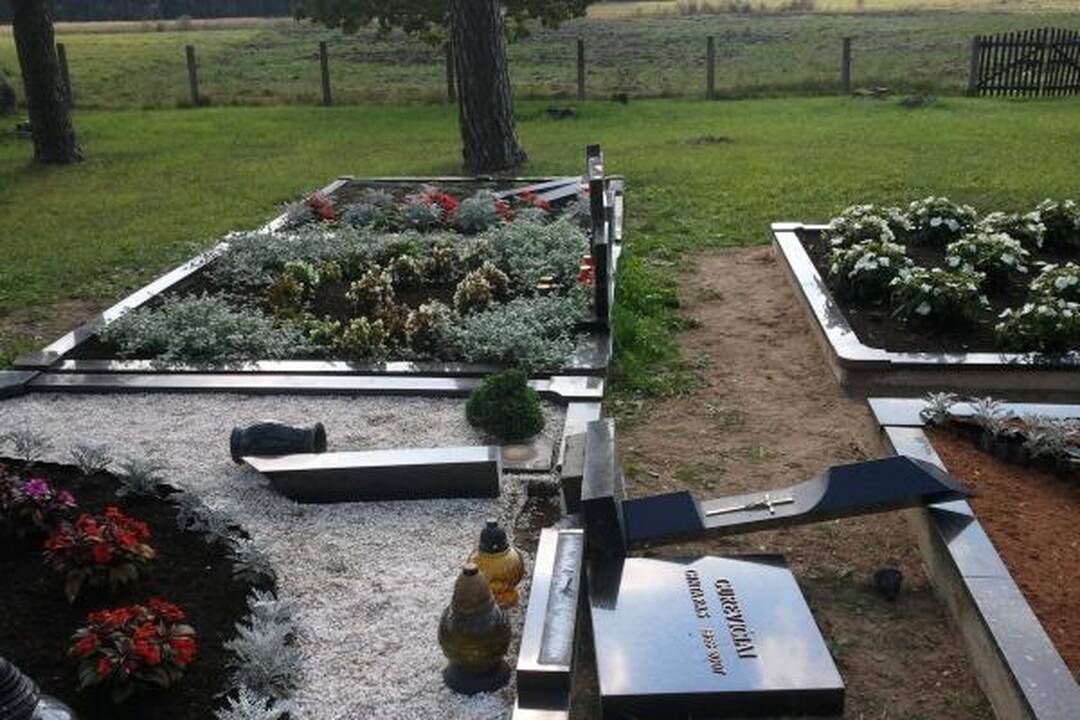 Lazdijų rajono kapinėse išvartyta apie 200 paminklų 