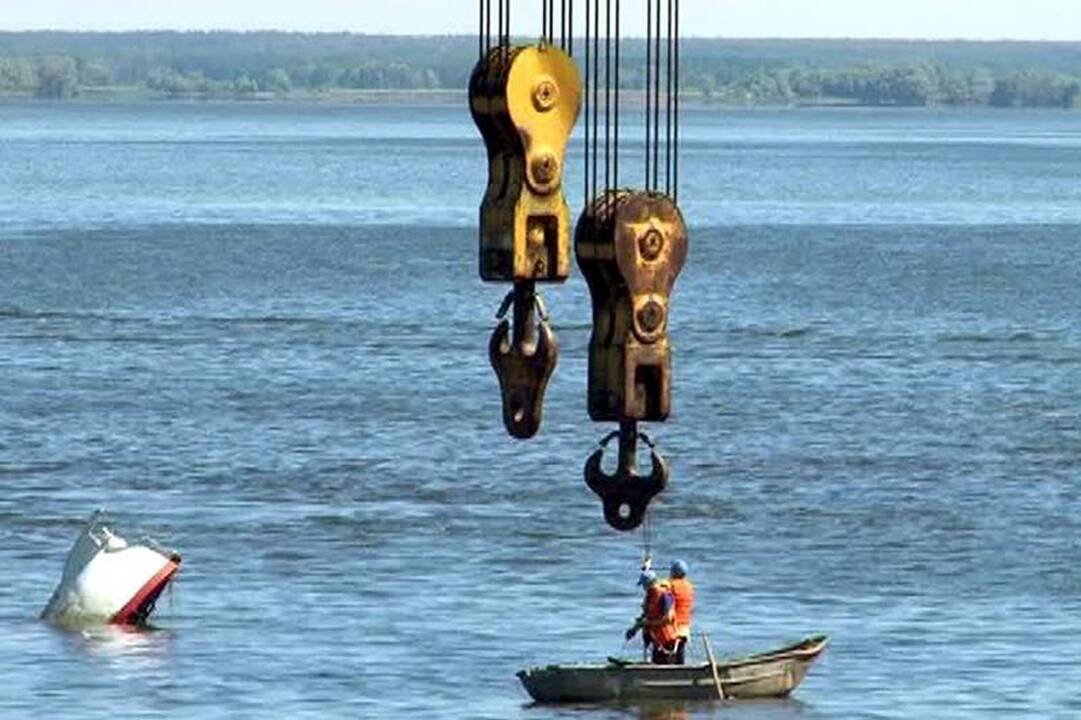 Rusijos gelbėtojai pradėjo kelti Volgos upėje nuskendusį keleivinį laivą