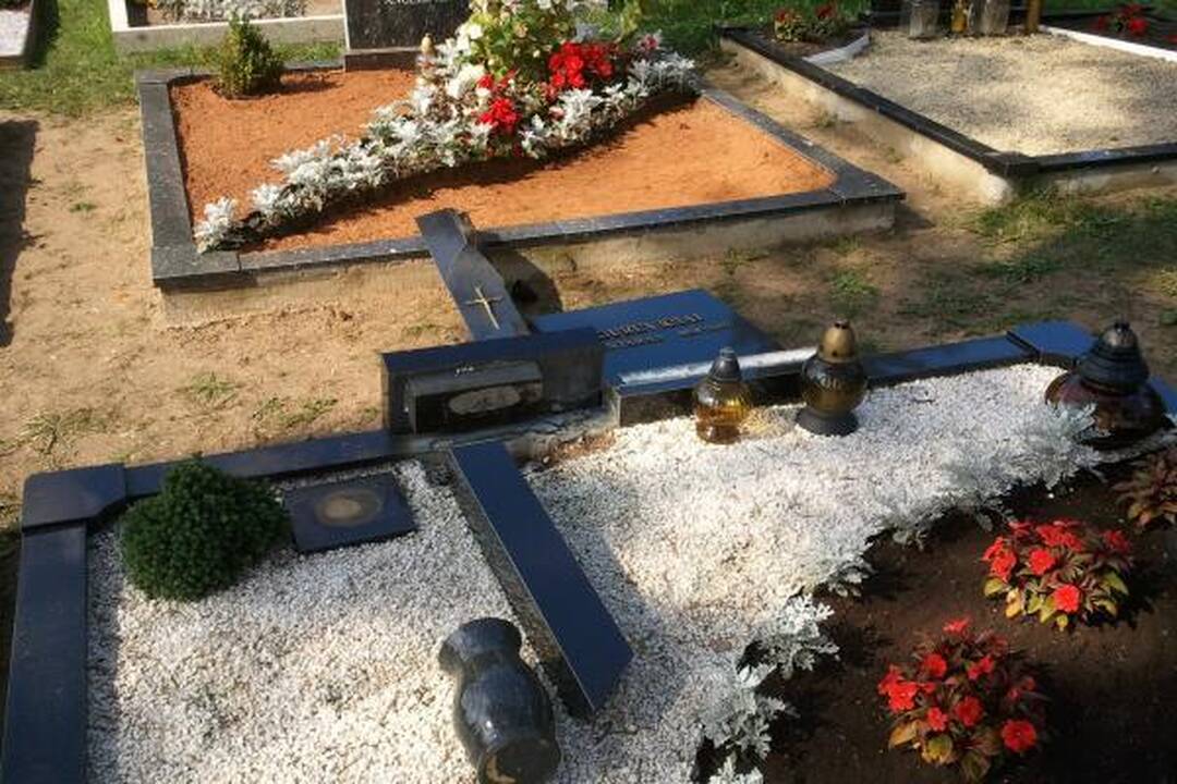 Lazdijų rajono kapinėse išvartyta apie 200 paminklų 