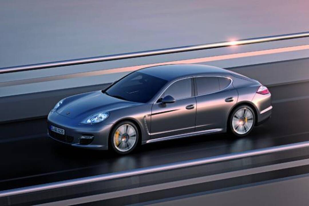 „Porsche“ pristatė dar galingesnę „Panamerą Turbo S“