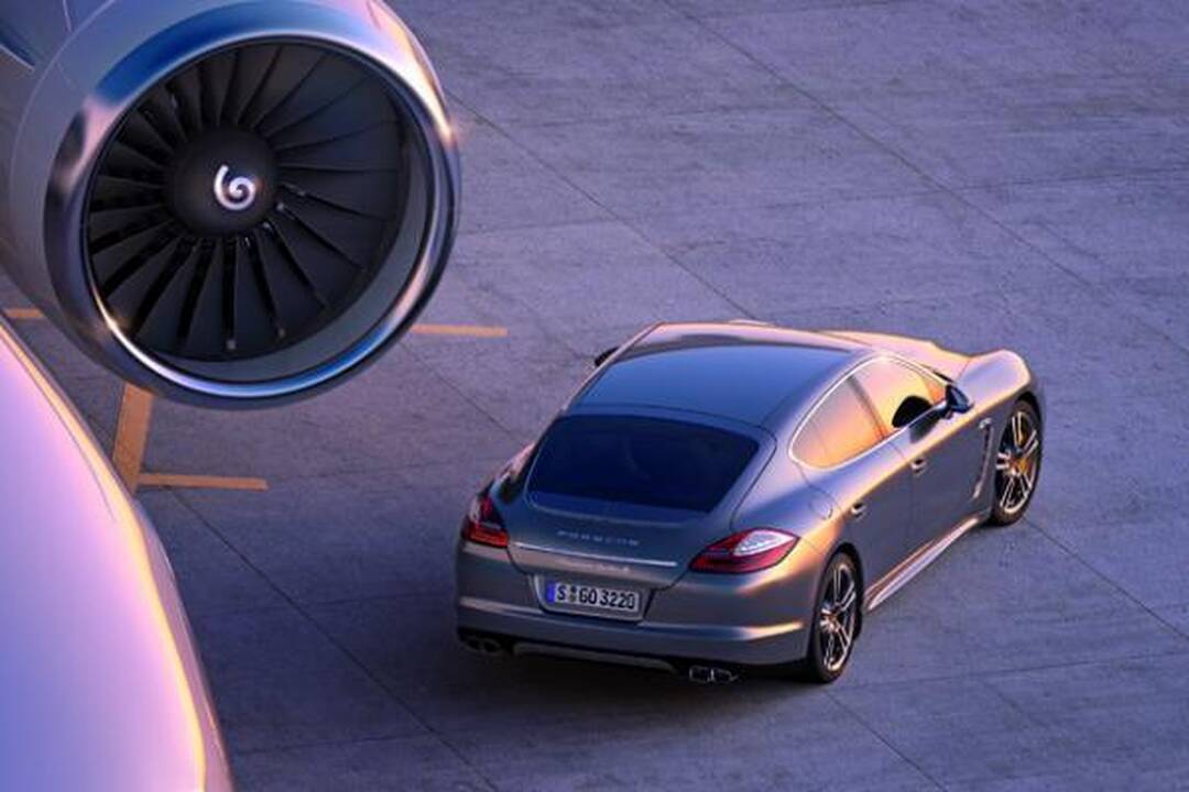 „Porsche“ pristatė dar galingesnę „Panamerą Turbo S“