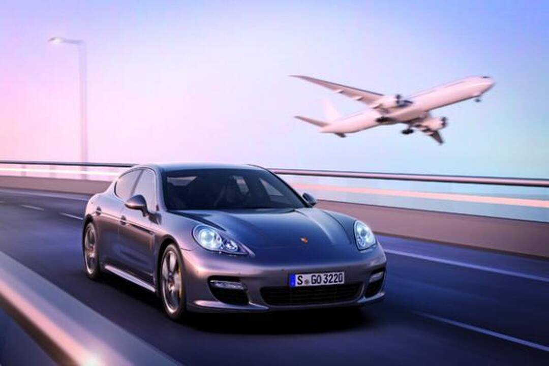 „Porsche“ pristatė dar galingesnę „Panamerą Turbo S“