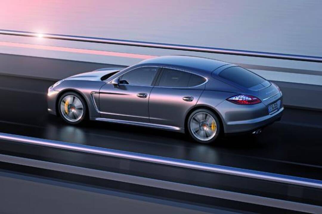 „Porsche“ pristatė dar galingesnę „Panamerą Turbo S“