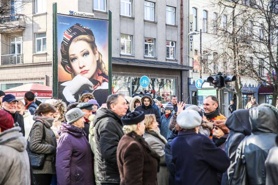 Eilėje prie buvusio Ūkio banko vos nekilo muštynės 