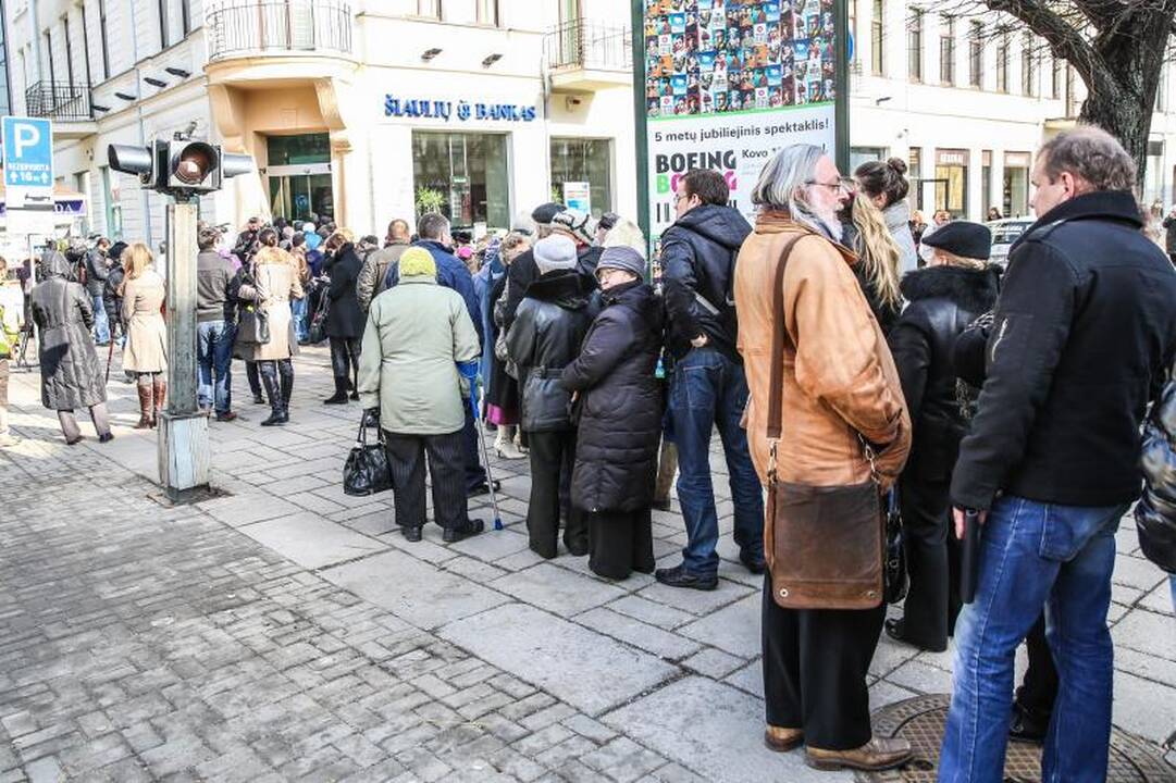 Eilėje prie buvusio Ūkio banko vos nekilo muštynės 