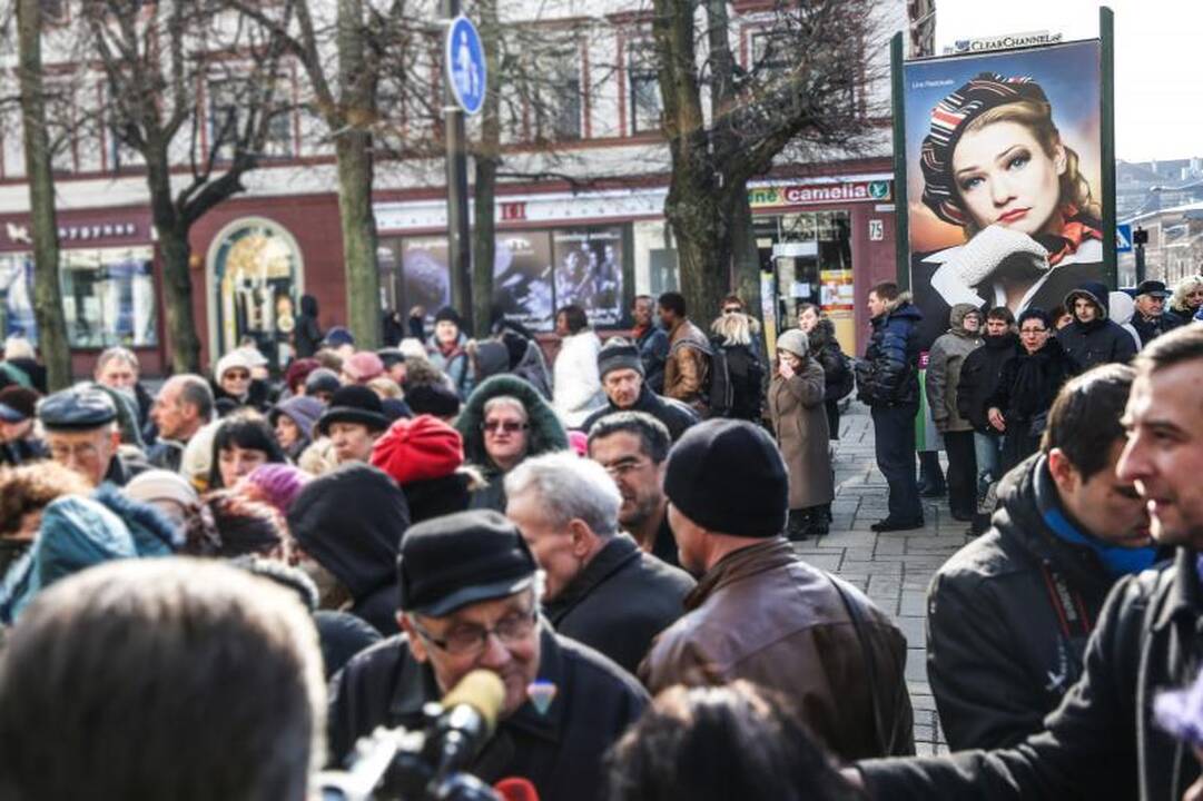 Eilėje prie buvusio Ūkio banko vos nekilo muštynės 