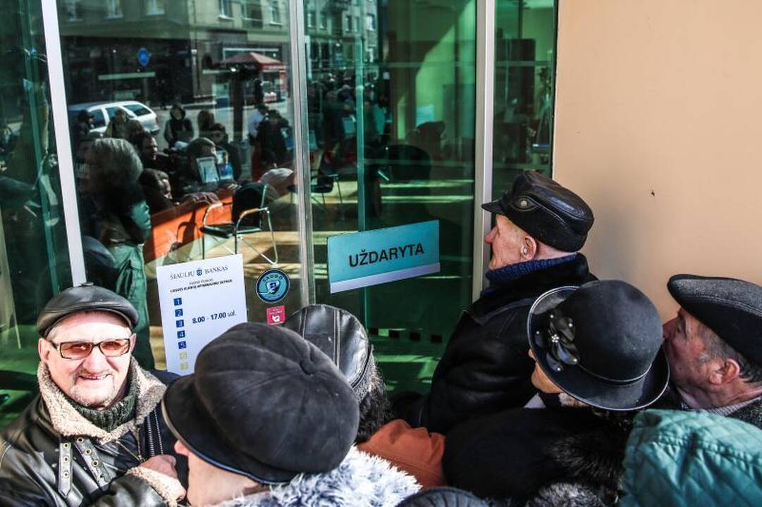 Eilėje prie buvusio Ūkio banko vos nekilo muštynės 
